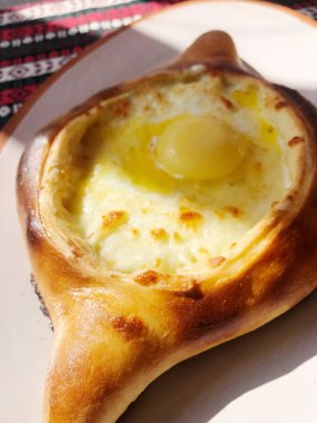 Yumurta ve peynirli taze Gürcü hamur işleri 