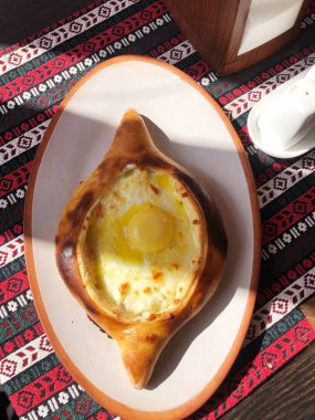 Yumurta ve peynirli taze Gürcü hamur işleri 