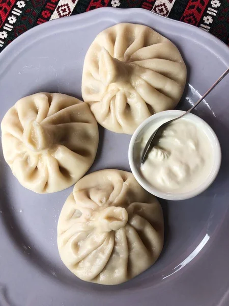 Läcker Khinkali Med Kött Och Gräddfil — Stockfoto