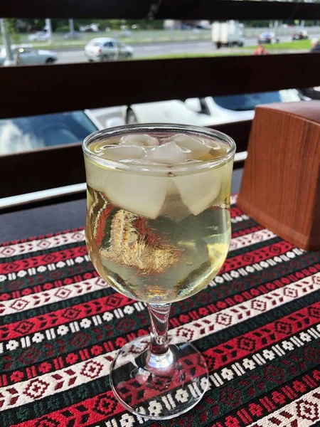 Een Glas Wijn Met Ijs Tafel — Stockfoto