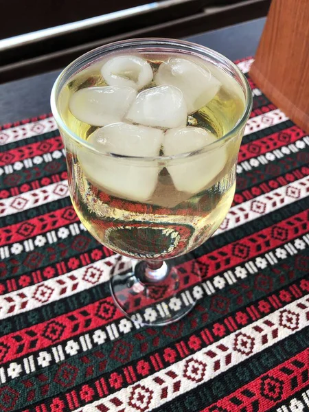 Ett Glas Vin Med Bordet — Stockfoto