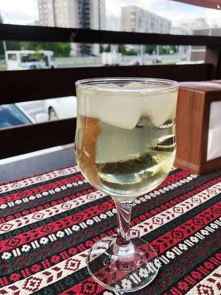 Een Glas Wijn Met Ijs Tafel — Stockfoto