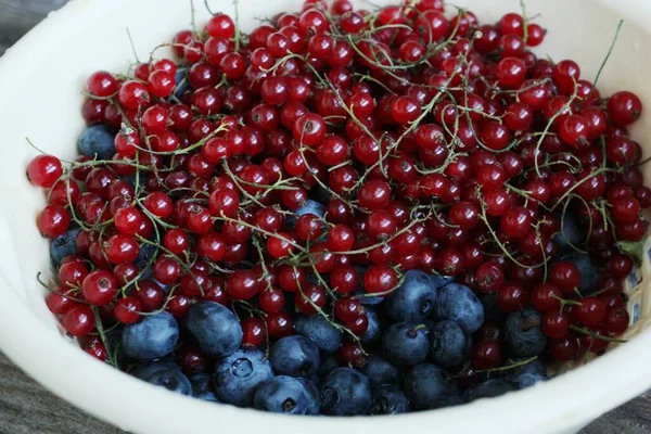 Frische Blaubeeren Und Rote Johannisbeeren Auf Dem Tisch — Stockfoto