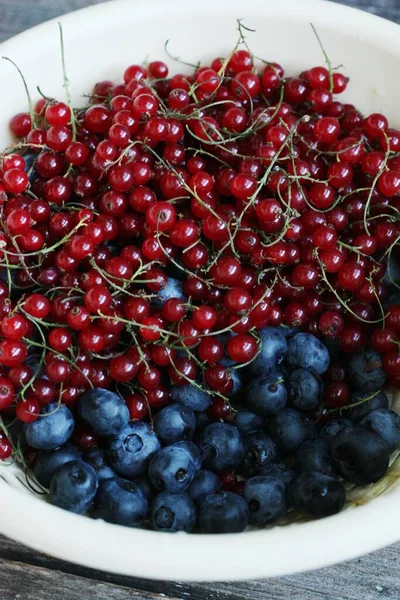 Frische Blaubeeren Und Rote Johannisbeeren Auf Dem Tisch — Stockfoto