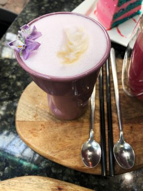 Masanın üzerinde menekşe olan güzel bir kahve.