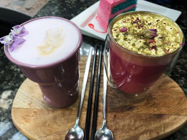 Kafede menekşeli ve güllü güzel bir kahve.