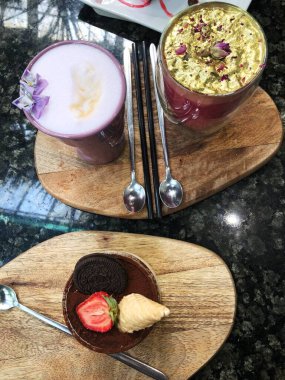 Kafede menekşeli ve güllü güzel bir kahve.