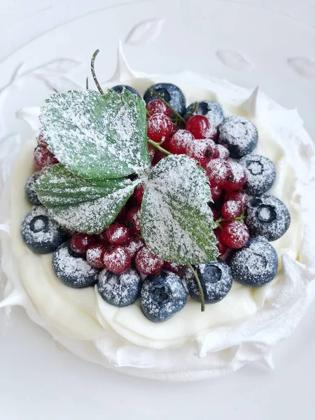 Postre Anna Pavlova Con Arándanos Grosellas Rojas — Foto de Stock