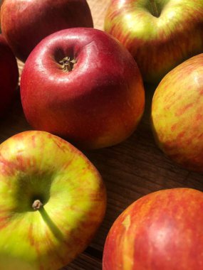 Masada mevsimlik taze yeşil elmalar 