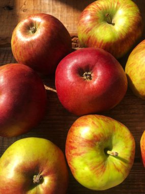 Masada mevsimlik taze yeşil elmalar 