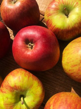 Masada mevsimlik taze yeşil elmalar 