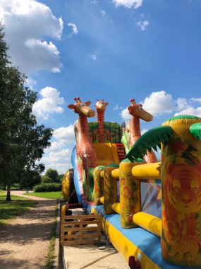 Komik trambolin zürafası ve Zebra parkta