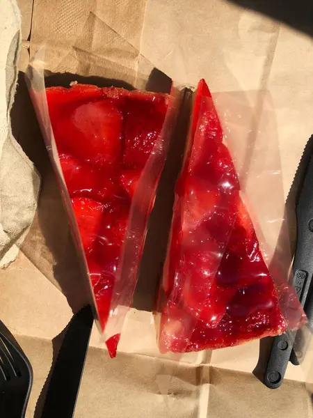 苺ジャムマクロとおいしいフレッシュチーズケーキ — ストック写真