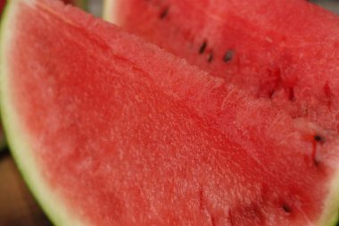 Lezzetli kırmızı karpuz masada.
