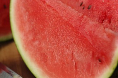 Lezzetli kırmızı karpuz masada.