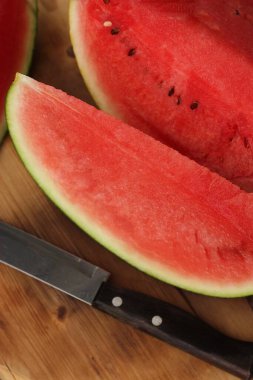 Lezzetli kırmızı karpuz masada.