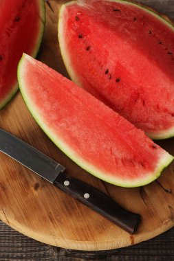 Lezzetli kırmızı karpuz masada.