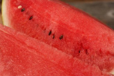 Lezzetli kırmızı karpuz masada.