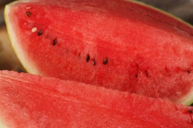 Lezzetli kırmızı karpuz masada.