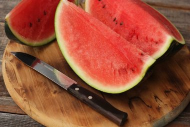 Lezzetli kırmızı karpuz masada.