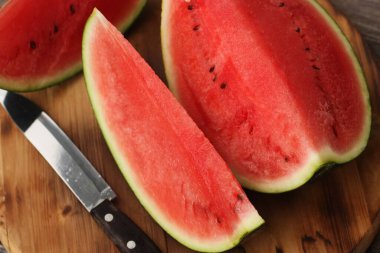 Lezzetli kırmızı karpuz masada.
