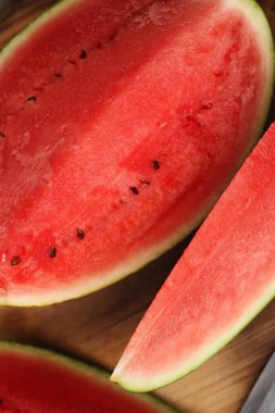 Lezzetli kırmızı karpuz masada.