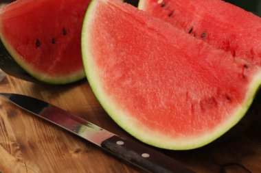 Lezzetli kırmızı karpuz masada.