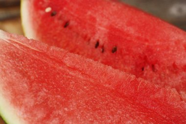 Lezzetli kırmızı karpuz masada.