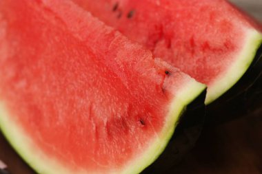 Lezzetli kırmızı karpuz masada.