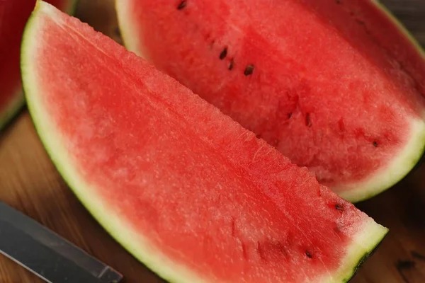 Lezzetli kırmızı karpuz masada.