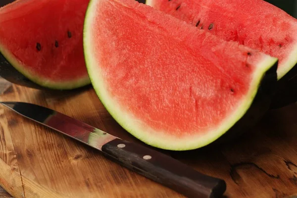 Lezzetli kırmızı karpuz masada.