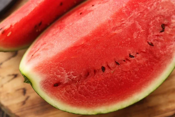 Lezzetli kırmızı karpuz masada.