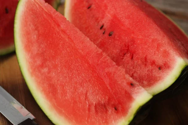 Lezzetli kırmızı karpuz masada.