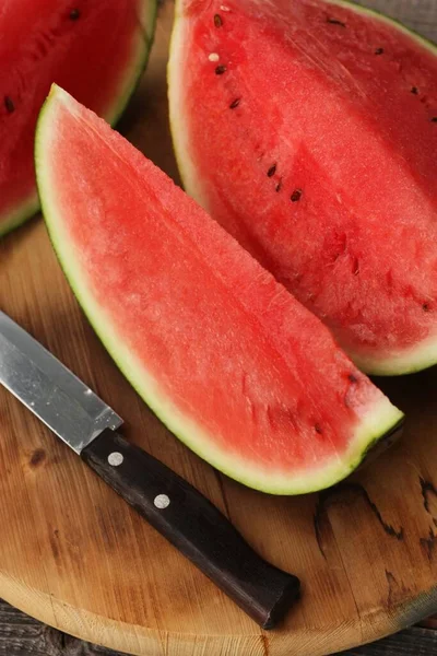 Lezzetli kırmızı karpuz masada.