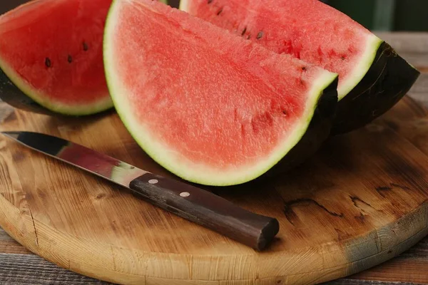 Lezzetli kırmızı karpuz masada.