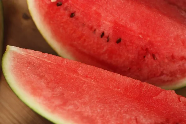 Lezzetli kırmızı karpuz masada.