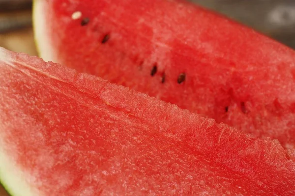 Lezzetli kırmızı karpuz masada.
