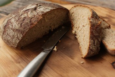 Masada taze çavdar ekmeği var.