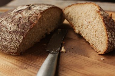 Masada taze çavdar ekmeği var.