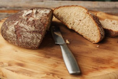 Masada taze çavdar ekmeği var.