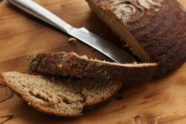 Masada taze çavdar ekmeği var.