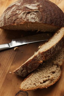 Masada taze çavdar ekmeği var.