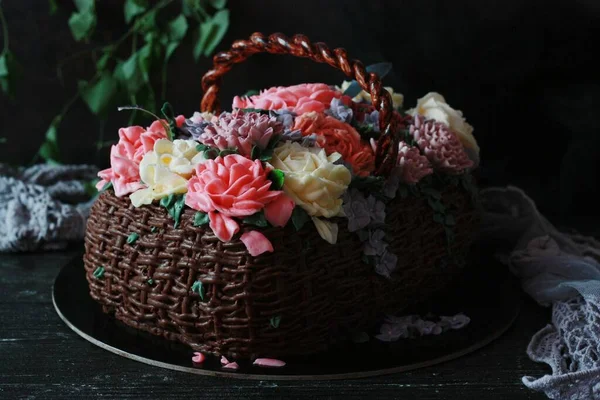 Prachtige Cake Mand Met Crème Bloemen Macro — Stockfoto