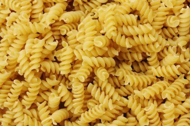 Ahşap bir masa üzerinde Durum macaroni 
