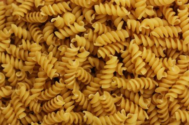 Ahşap bir masa üzerinde Durum macaroni 
