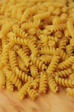Ahşap bir masa üzerinde Durum macaroni 