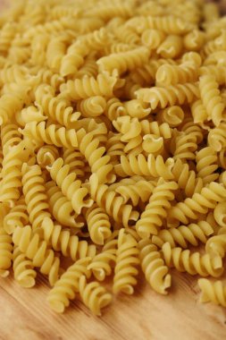 Ahşap bir masa üzerinde Durum macaroni 