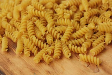 Ahşap bir masa üzerinde Durum macaroni 