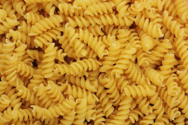 Ahşap bir masa üzerinde Durum macaroni 