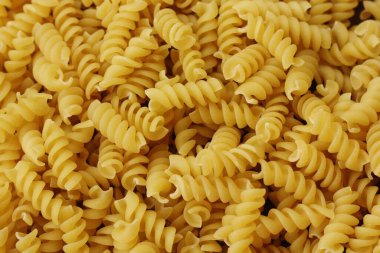 Ahşap bir masa üzerinde Durum macaroni 